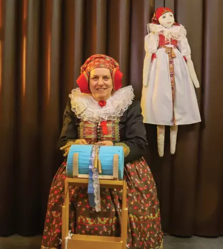 Milena Malinová – práce s textiliemi – paličkovaná krajka