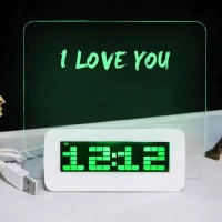 Budík se svítící plochou pro poznámky a USB rozbočovačem