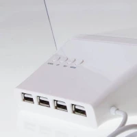 Budík se svítící plochou pro poznámky a USB rozbočovačem
