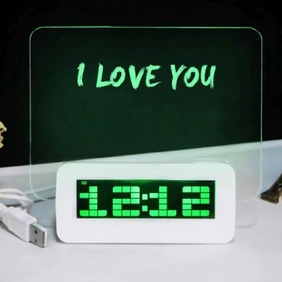Budík se svítící plochou pro poznámky a USB rozbočovačem