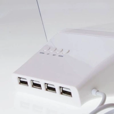 Budík se svítící plochou pro poznámky a USB rozbočovačem