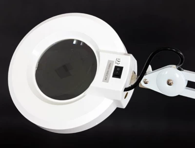 APT Kosmetická lampa s lupou ZD56