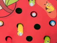 KIK Dřevěná magnetická hra Lovení červíků jahoda