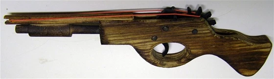 GGV Dřevěná pistole na gumičky 33 cm