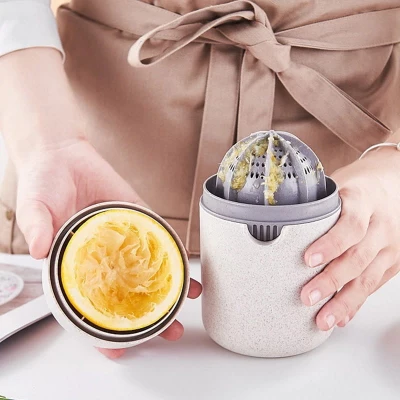 Azar Plastový ruční odšťavňovač na citrusy color