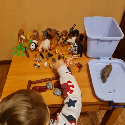 Kruzzel 24816 Sada figurek Zvířata v ZOO 48 ks v boxu