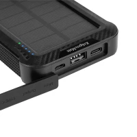 Kruger&Matz KM0910 Solární powerbanka 10 000 mAh, 3 koncovky, černá