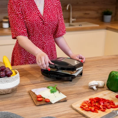 Teesa TSA3222 Sendvičovač, keramické plotny, 800 W, černá