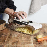 CMP KD0002 Mandolína kráječ zeleniny s miskou – 5 vyměnitelných čepelí, 1,5 l 