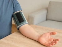 Verk 27523 Digitálny tlakomer na rameno s LCD displejom KWL-B112