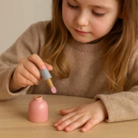 Kruzzel 26457 Detská drevená kozmetická súprava v kufríku 17 v 1, ružová