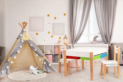 EcoToys XKF002 Detský nábytok, stôl + 2 stoličky, s doskou na hranie s stavebnicou