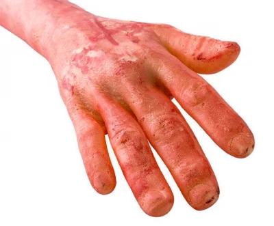 Uřízlá lidská ruka Halloween - dekorace