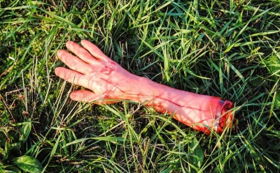 Uřízlá lidská ruka Halloween - dekorace