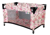 LEAN Toys 7702 Postýlka pro panenky Alice 52,5 x 30,5 cm, růžová s květinami