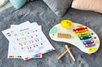 ECOTOYS 3655 Dřevěný hudební stolek s nástroji