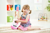 ECOTOYS FO18 Dětská dřevěná kytara, růžová