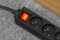 Rebel URZ3061 Predlžovací kábel s 5 zásuvkami, 1,5 m, typ E s vypínačom, čierny