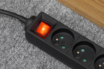 Rebel URZ3061 Predlžovací kábel s 5 zásuvkami, 1,5 m, typ E s vypínačom, čierny