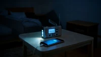 Kruger&Matz KM0838 Solárne rádio s powerbankou 10 000 mAh, SOS alarm, LED svietidlo, sivé