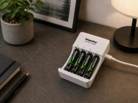 Verk 02054 Nabíječka na baterie AA/AAA s USB-C se 4 sloty a LED indikací
