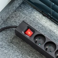 Rebel URZ3197-1,5 Prodlužovací kabel s vypínačem, 3 zásuvky FR, 1,5 m, černý