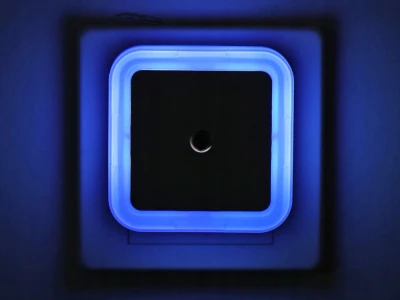 Verk 27416 LED nočné svetlo do zásuvky so senzorom súmraku, modré