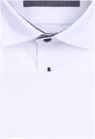 bílá košile s šedými a černými doplňky