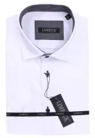 bílá košile s šedými a černými doplňky