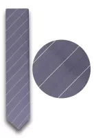 šedá kravata s příčným vzorem