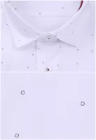 bílá košile s jemným doplňky