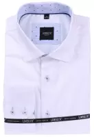 bílá košile s modrými doplňky