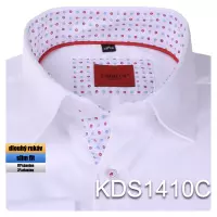 bílá košile s červenomodrými doplňky