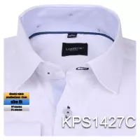 bílá košile s modrými doplňky