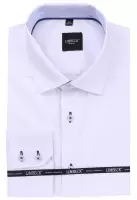 bílá košile s modrými doplňky