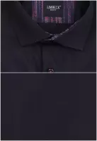 černá košile se zajímavými doplňky
