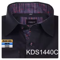 černá košile se zajímavými doplňky