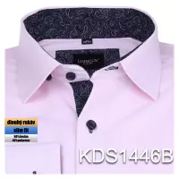 růžová košile s tmavě modrými doplňky