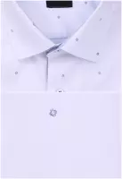 bílá košile s jemnými modrými doplňky