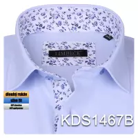 modrá košile se zajímavými doplňky