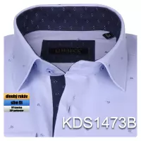 modrá košile se zajímavými doplňky