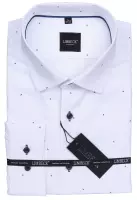 bílá košile s drobným vzorem