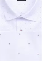 bílá košile s červenými jemnými prvky