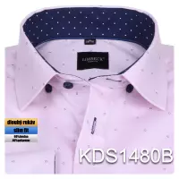 růžová košile s tmavě modrými doplňky