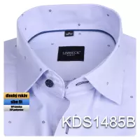 světle modrá košile s jemnými doplňky