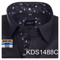 černá košile se zajímavými doplňky 
