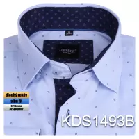 světle modrá košile s jemnými doplňky