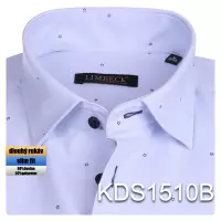 světle modrá košile s jemnými doplňky