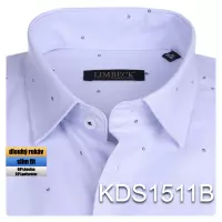 světle modrá košile s jemnými doplňky