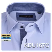 modrá košile s decentními doplňky